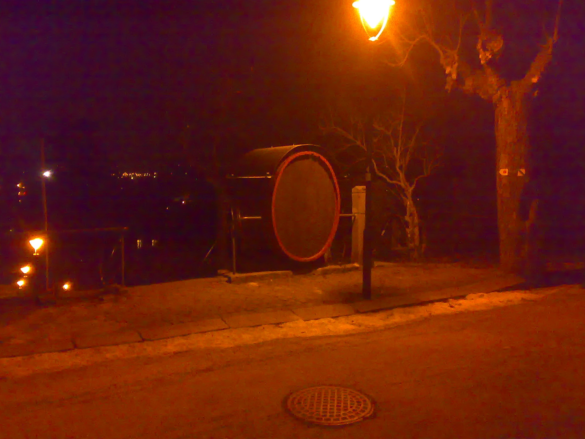 Fass am Fu&szlig; der Treppe